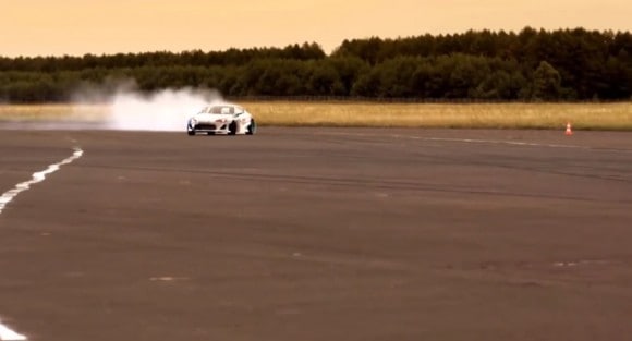 En drift à plus de 200 km/h, Kuba fait crisser les pneus de sa Toyota GT86