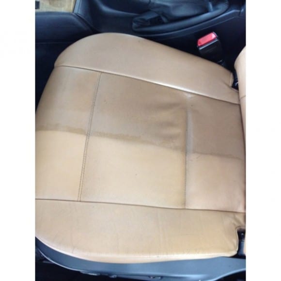 Avant et après le nettoyage d'un cuir auto. La différence est spectaculaire.