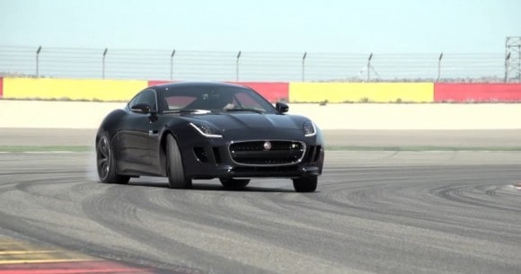 Chris s'offre un bon moment sur piste à bord de la Jaguar F-Type Coupé R