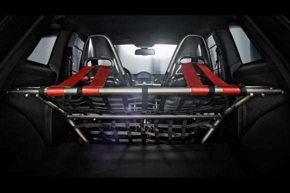 Retrait de la banquette permet une amélioration du poids et donc des performances pour l'Abarth 695 Biposto