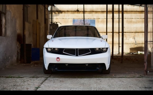 L'avant de cette BMW Serie 3 E30 reçoit un nouveau pare-choc, un nouveau capot et de nouveaux phares