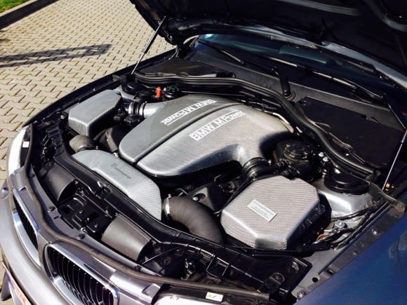 L'énorme V10 de la M5 prend place à bord de cette 118d Coupé !