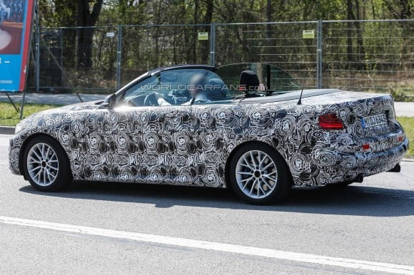 Malgré le camouflage, on voit bien les traits de la Serie 2 Coupé
