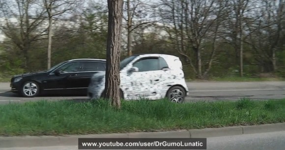 De profil, la Smart ForTwo conservera la ligne de l'ancienne génération