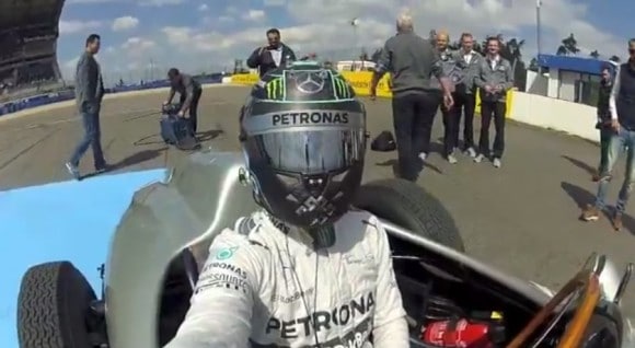 En avant pour un tour à bord de la Mercedes W196 et en selfie SVP !