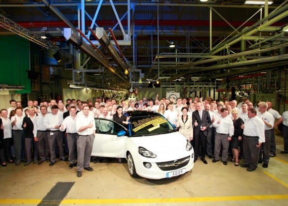 L'équipe de montage autour de 3 millionième Opel sortie de l'usine d'Eisenach