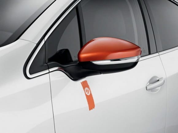 Les coques de rétroviseurs adoptent une couleur orange proche de la terre battue des courts de Roland Garros