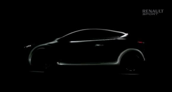 La Megane RS, équipée d'une sortie Akrapovic en carbone, s'agite dans le noir !