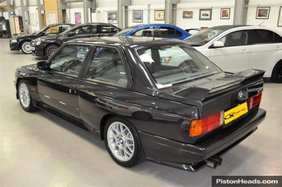 La M3 E30 est une voiture très appréciée des collectionneurs, encore plus cette version EVO II