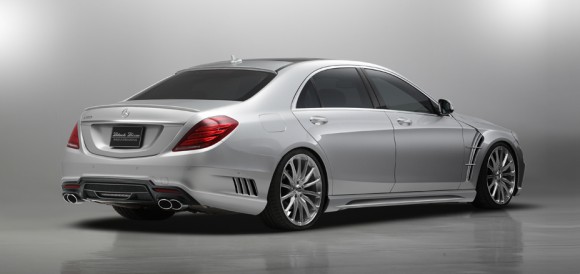 Cette Mercedes Classe S préparée laisse son élégance au placard : jupes latérales, diffuseur, sorties d'échappement, entrées d'air, becquet arrière, hauteur de caisse rabaissée
