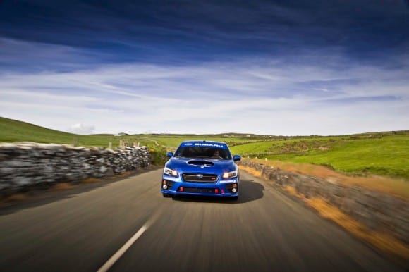 Higgins au volant de la Subaru WRX STI 2015, prêt à manger l'Ile de Man