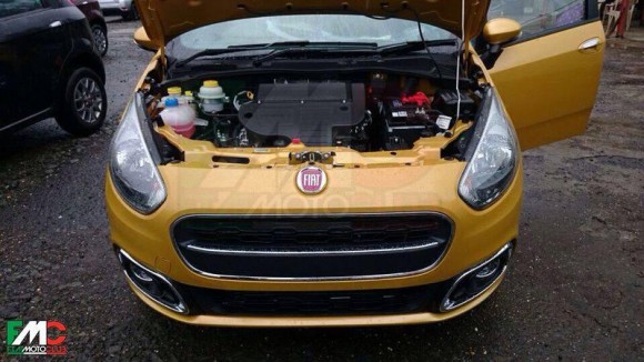 L'avant de cette nouvelle Fiat Punto offre toujours une grande bouche