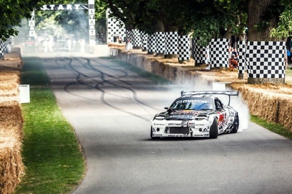 Dès le départ, Mad Mike fait fumer les pneus sur les routes de Goodwood