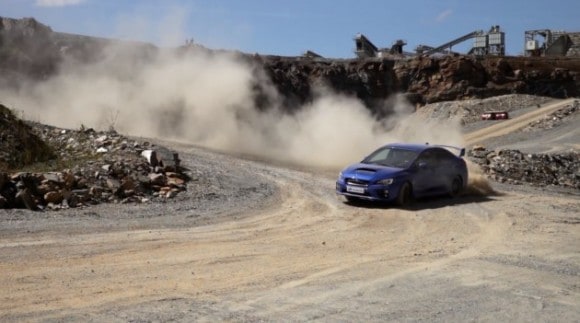 La Subaru WRX STI 2015 est contrainte à passer à travers un chantier pour contourner une pelleteuse