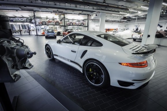 Le ton bicolore "blanc/noir" fonctionne bien sur cette Porsche