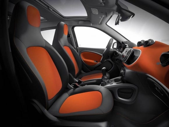 L'intérieur de cette Smart ForFour Edition 1 reprend les couleurs de la carrosserie