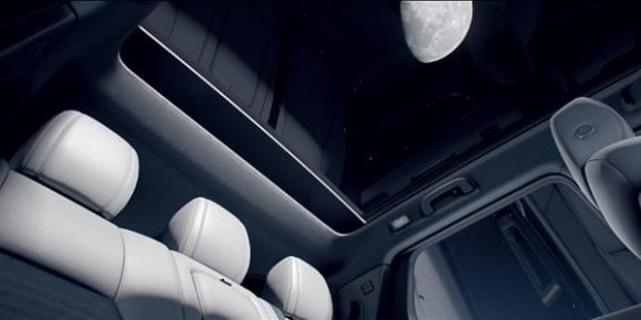 Admirez la lune à bord de ce Land Rover Discovery Sport