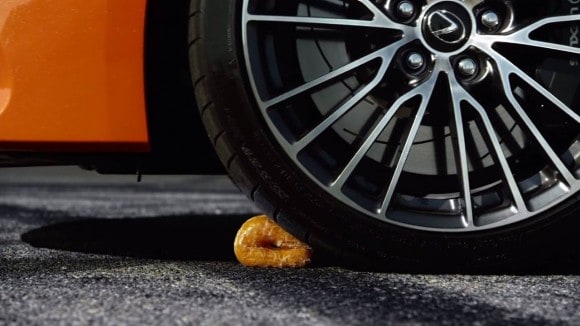 Aie, aie, le pauvre donut. La Lexus RC-F est vraiment sans pitié