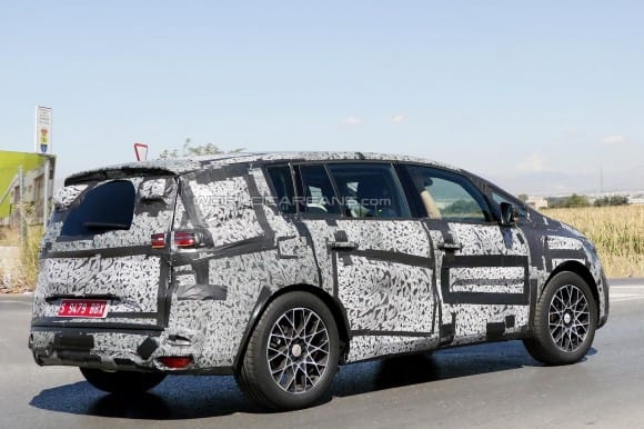 L'Espace version 2015 s'inspire dans ces lignes de celles du concept Initiale Paris