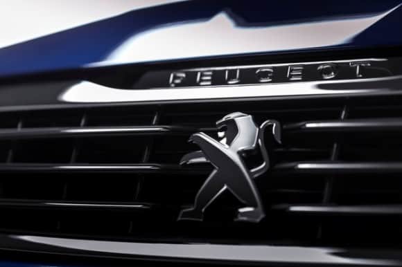 Le lion s'impose, cette fois, sur la calandre de la Peugeot 308 GT.