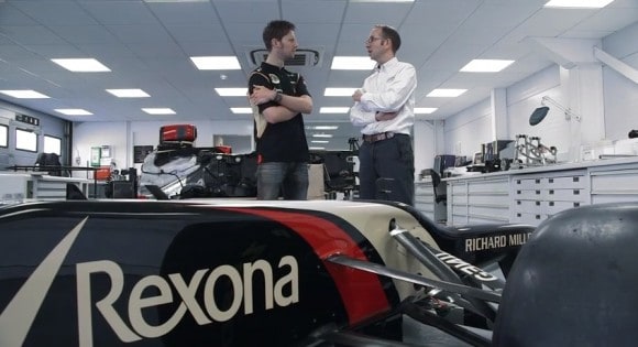Romain Grosjean et Nick Alcock en pleine conversation à l'usine Lotus F1 Team