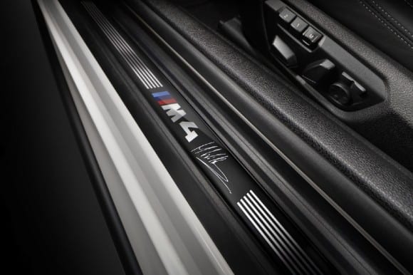 Les seuils de portes signés par Marco Wittmann sur cette M4 DTM Champion Edition !