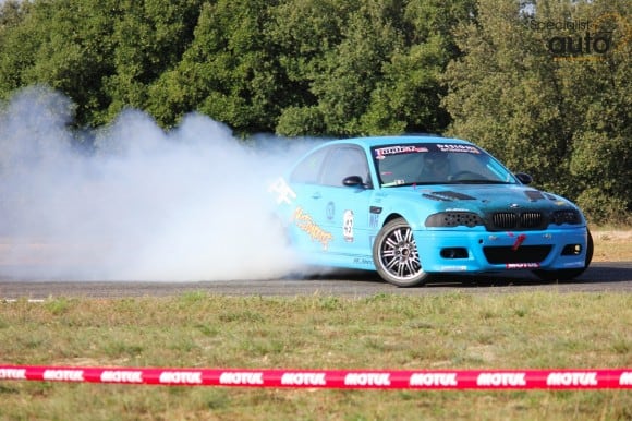 Ca glisse en BMW au dernier virage du circuit de Ledenon !
