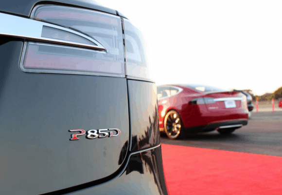Voici la nouvelle Tesla Model S, la P85D. 700 chevaux et 4 roues motrices, vrooom !