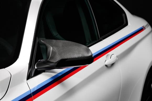 La bande latérale et les rétroviseurs en carbone viennent habiller la M4 Coupé. Merci les pièces M Performance !