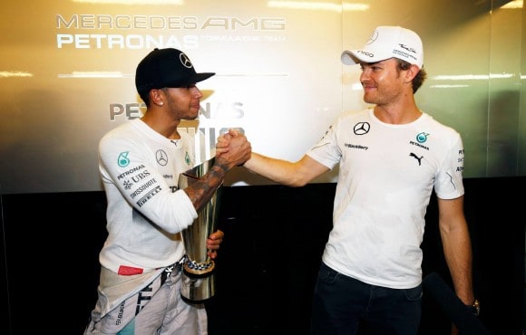 Rosberg vient féliciter Hamilton pour sa victoire et son titre 