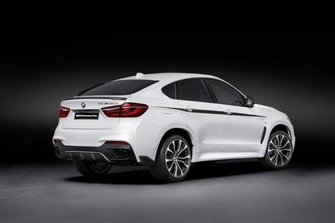 Des éléments en carbone pour contraster le blanc de ce BMW X6