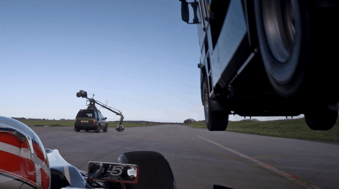 Une F1 Lotus sous un camion. De la pure folie !