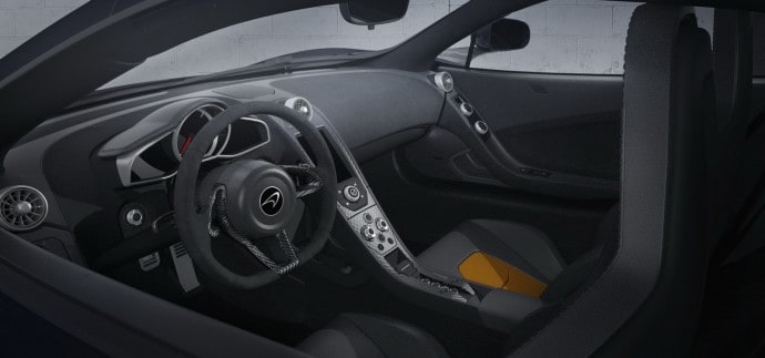 Entre Alcantara et carbone, l'orange vient se mêler à bord