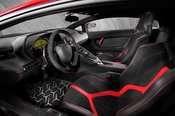 L'Aventador LP750-4 SuperVeloce se dote d'un intérieur taillé pour la piste !